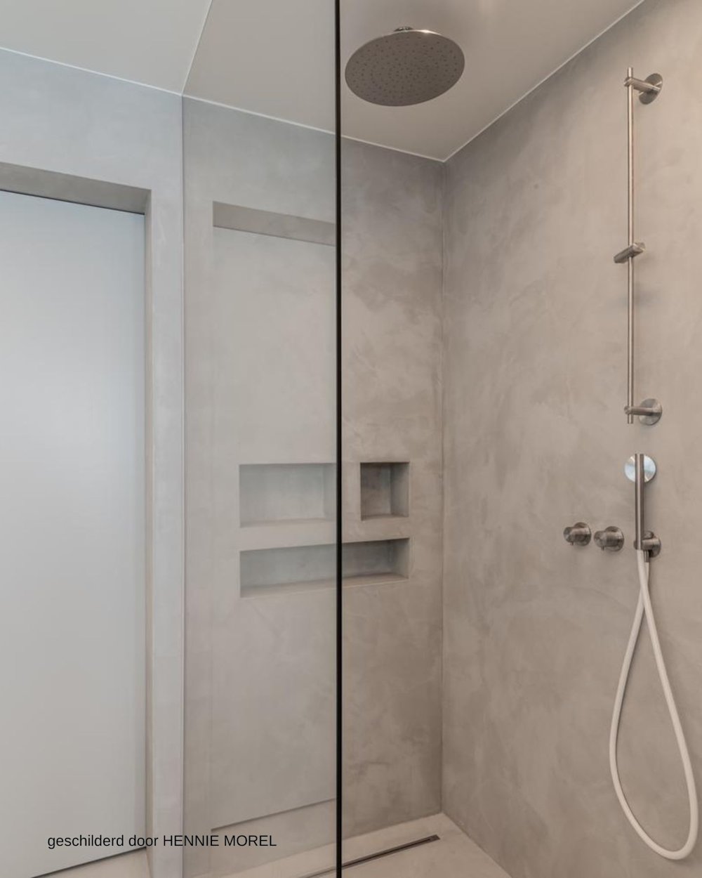 Image d'inspiration Colora – Aqua Sensa – Douche, aspect béton, gris, design épuré, niches  – AS 16 – peinte par HENNIE MOREL