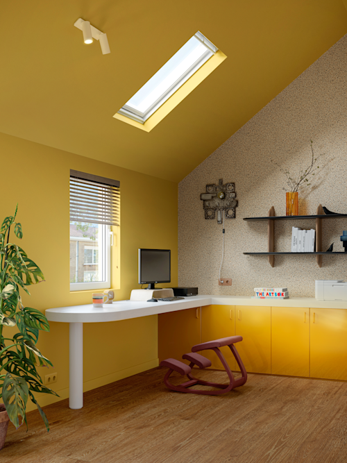 bureau dans le grenier avec des murs chauds jaune-vert, un mur d'accent en papier peint terrazzo et un sol en vinyle d'aspect bois