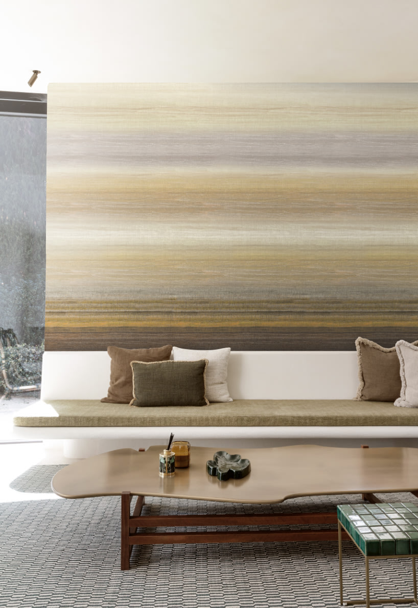 behang - woonkamer - Masureel - Serica - Chanderi Clay - RIC203 - beige - taupe - olijfgroen - warm grijs - bank - wandpaneel - aardetinten - kussens