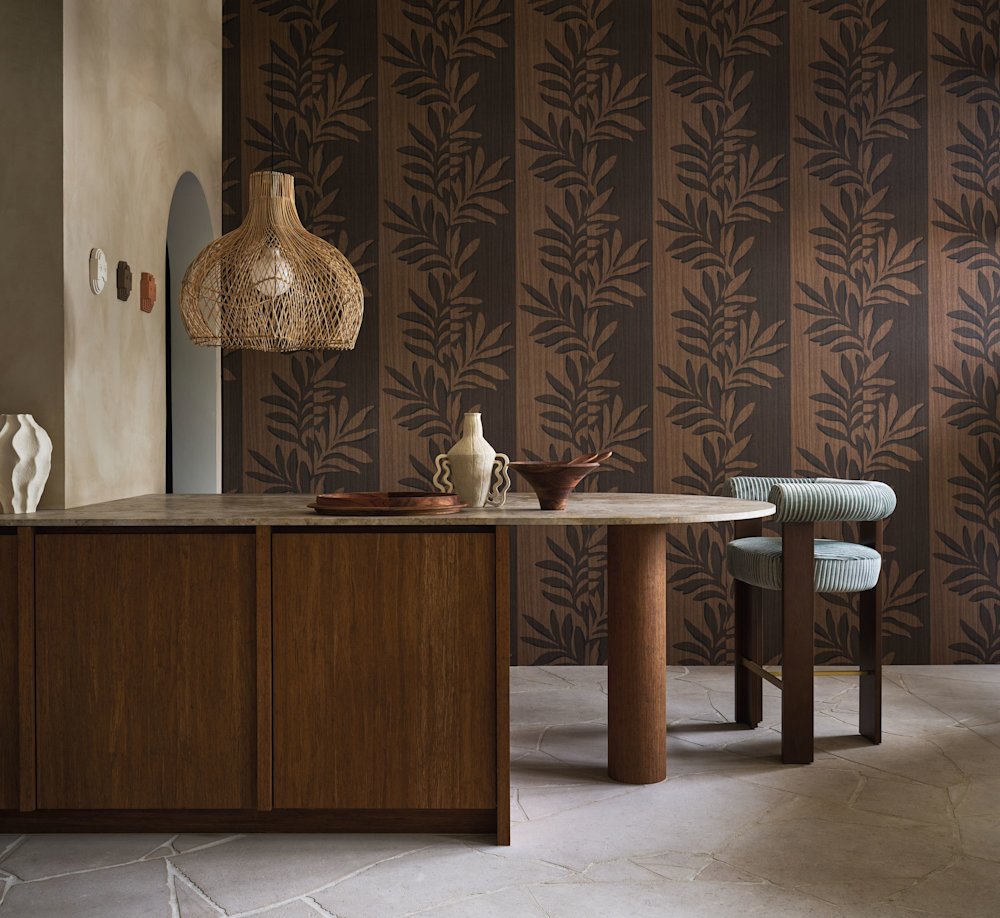 papier peint - salon - Casamance - Lanzea - 75601120  marron - noir - Papier peint bois foncé, motif botanique, salle à manger chaleureuse