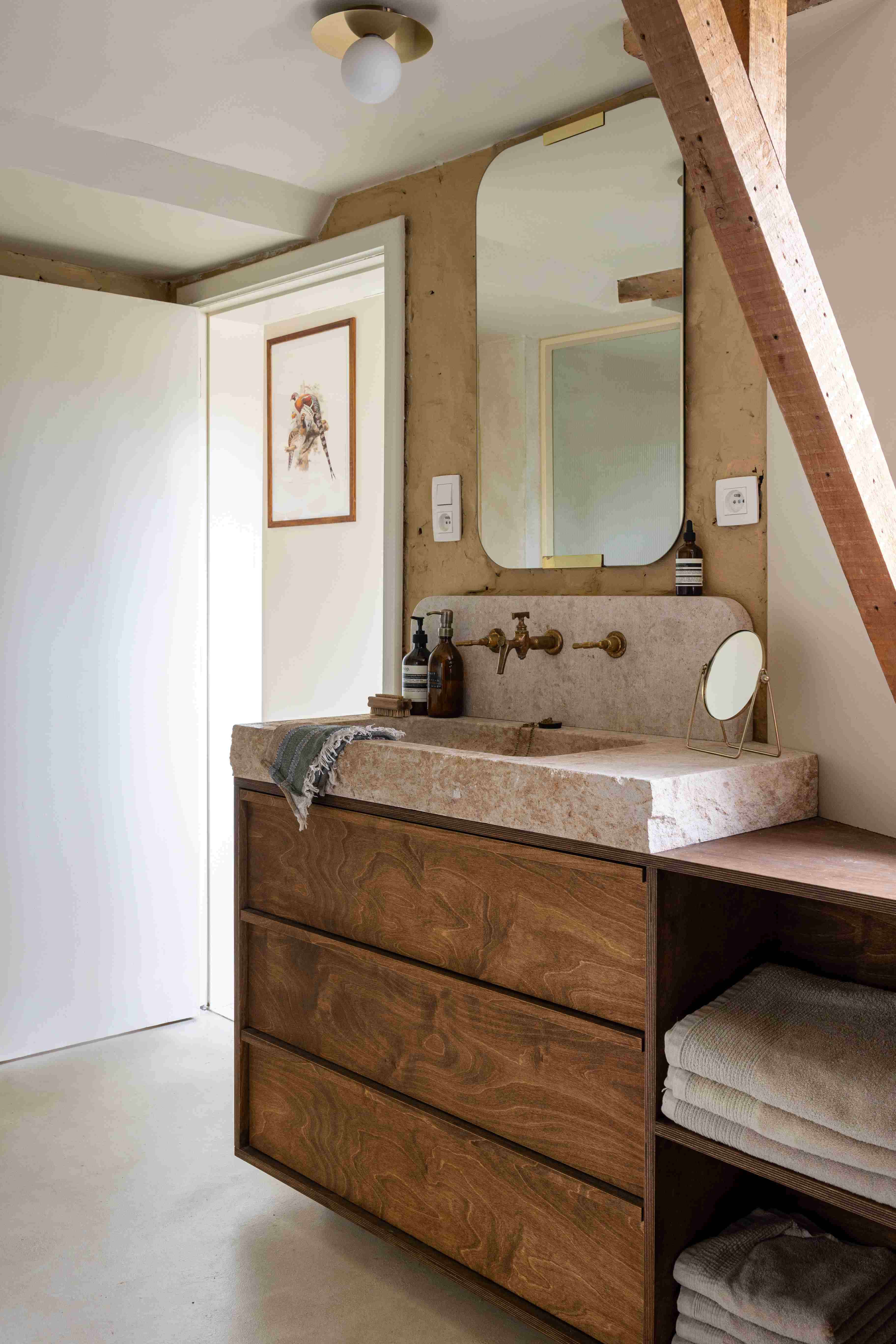 inspiratiebeeld magazine lente 2024 badkamermeubel