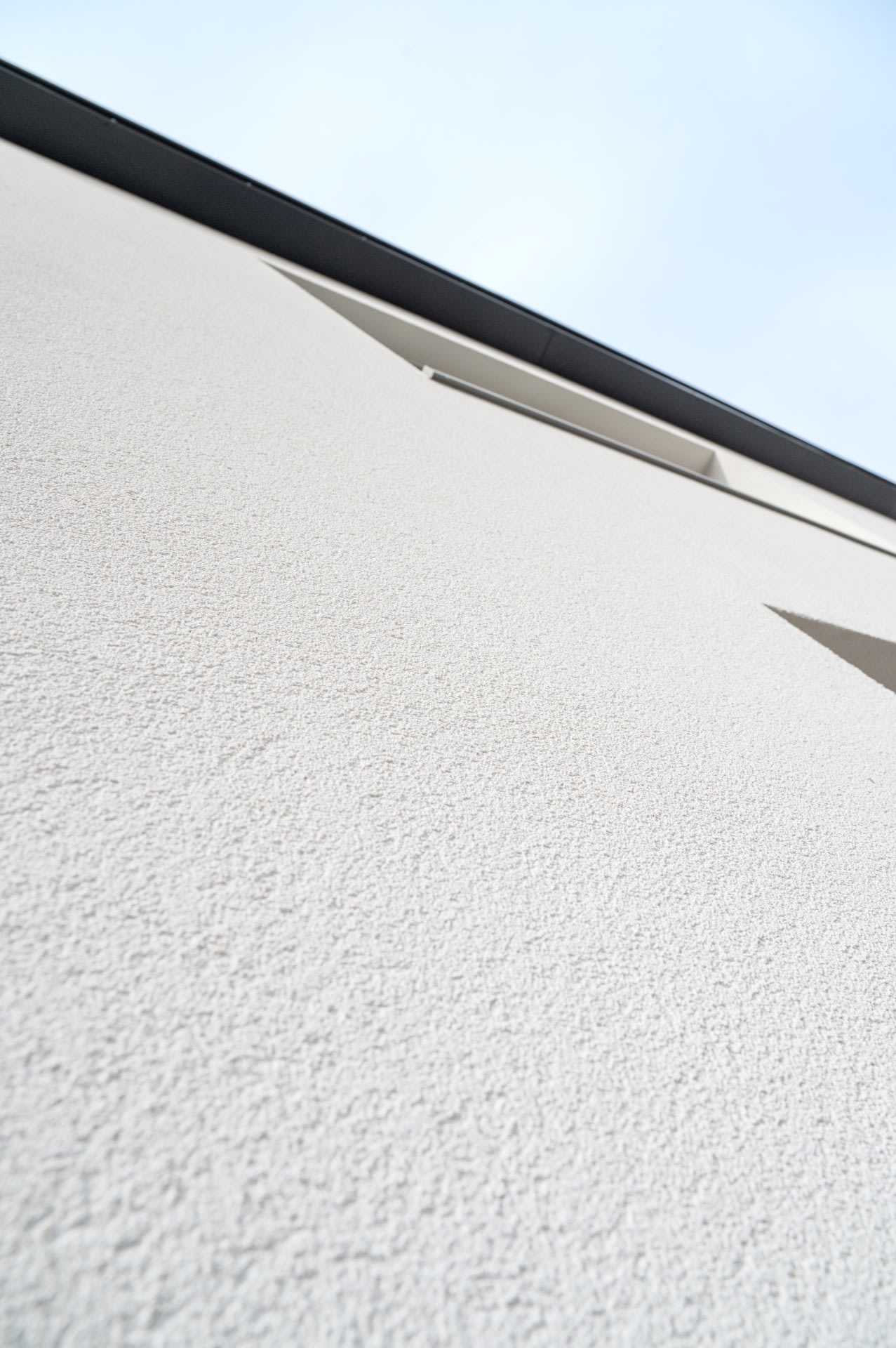 Une photo détaillée de la façade blanche