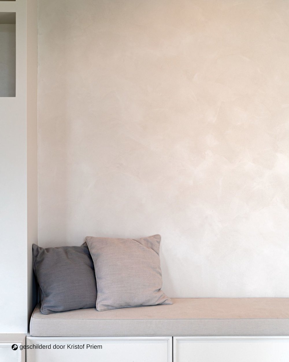 accentmuur met zitbank en kussens in Calco original in CC 18 pale moon geschilderd door Kristof Priem NL