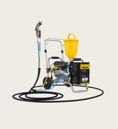 Un pulvérisateur de peinture airless Wagner AB 100 portable avec tuyau raccordé, pistolet pulvérisateur et un réservoir de peinture jaune sur un fond uni.
