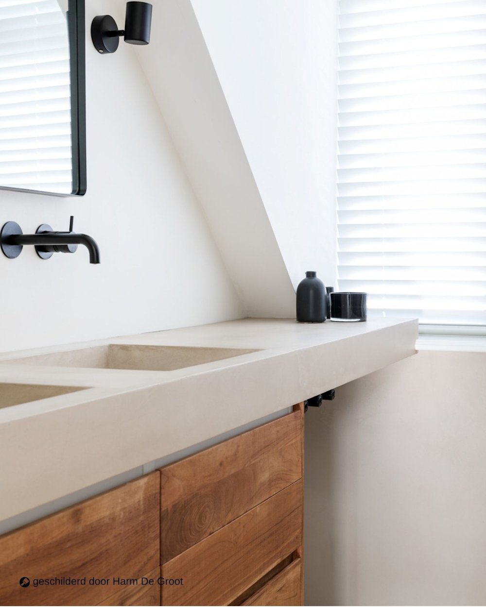 inspiratiebeeld colora – Aqua Sensa – Beige badkamer, zwarte accenten, maatwerkmeubel – AS – geschilderd door HARM DE GROOT