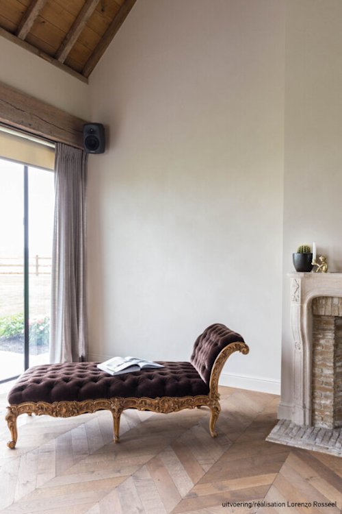 Beige muren, schouw en bordeaux zetel 