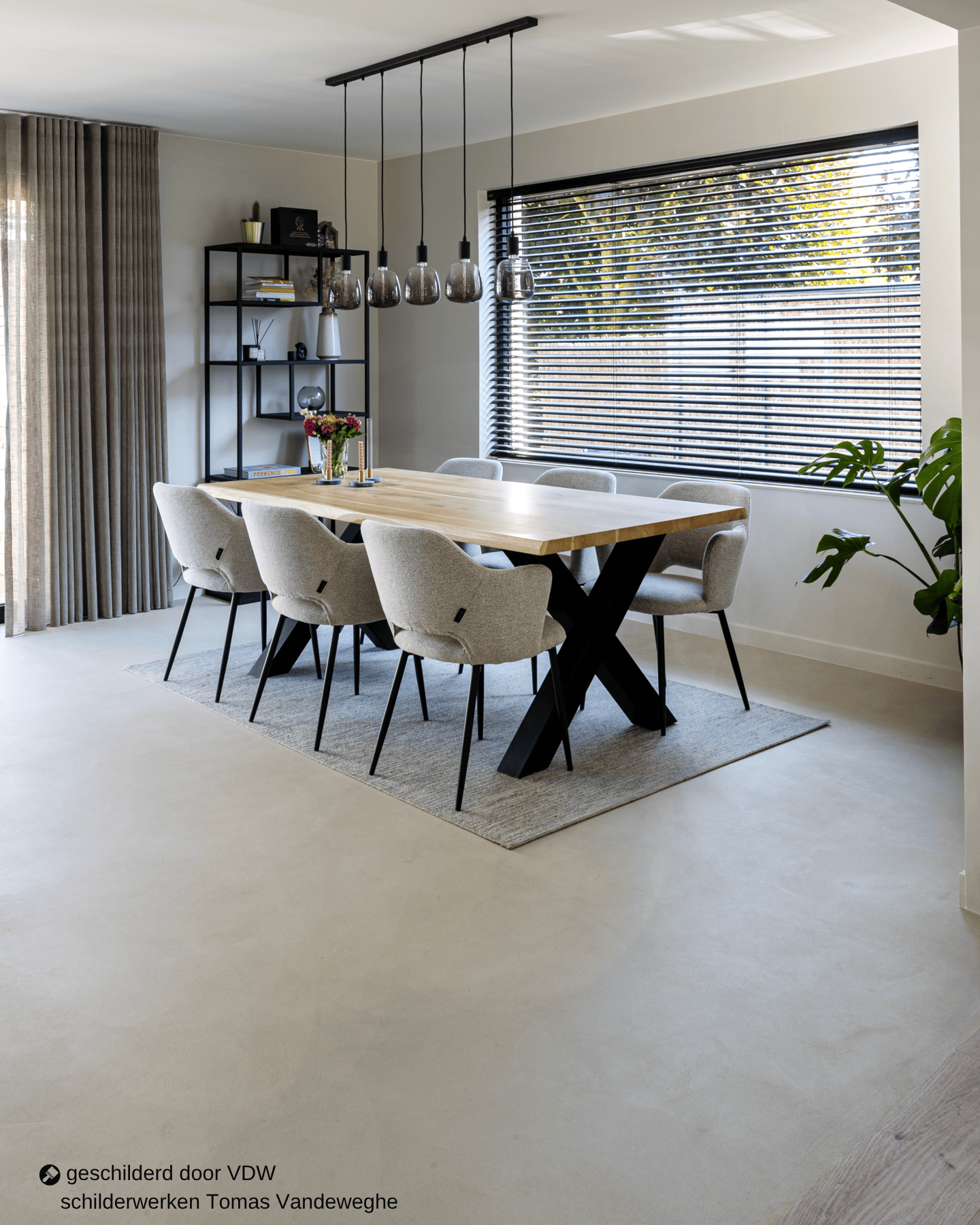 Een eetkamer met off-white vloer