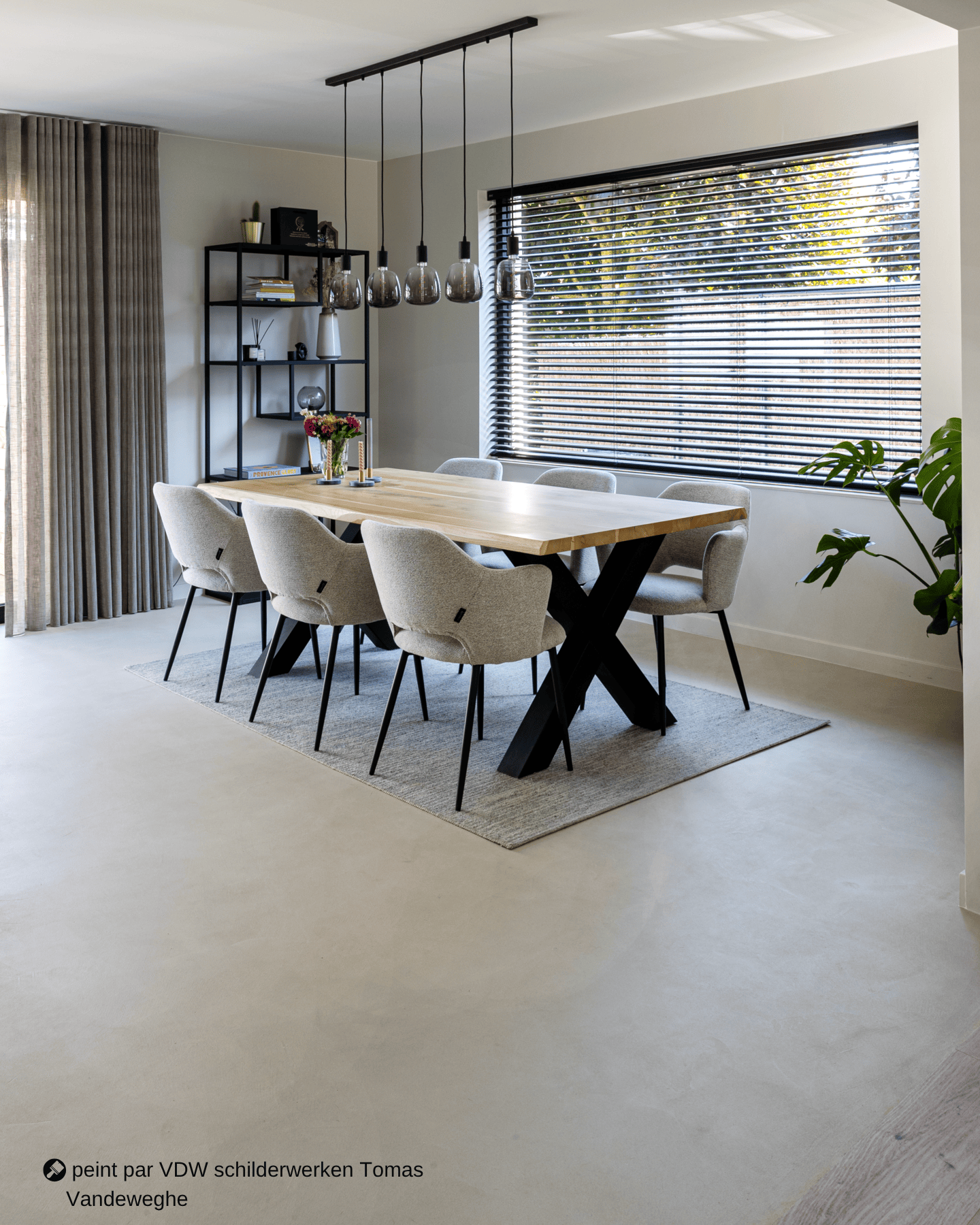Une salle à manger avec un sol blanc cassé