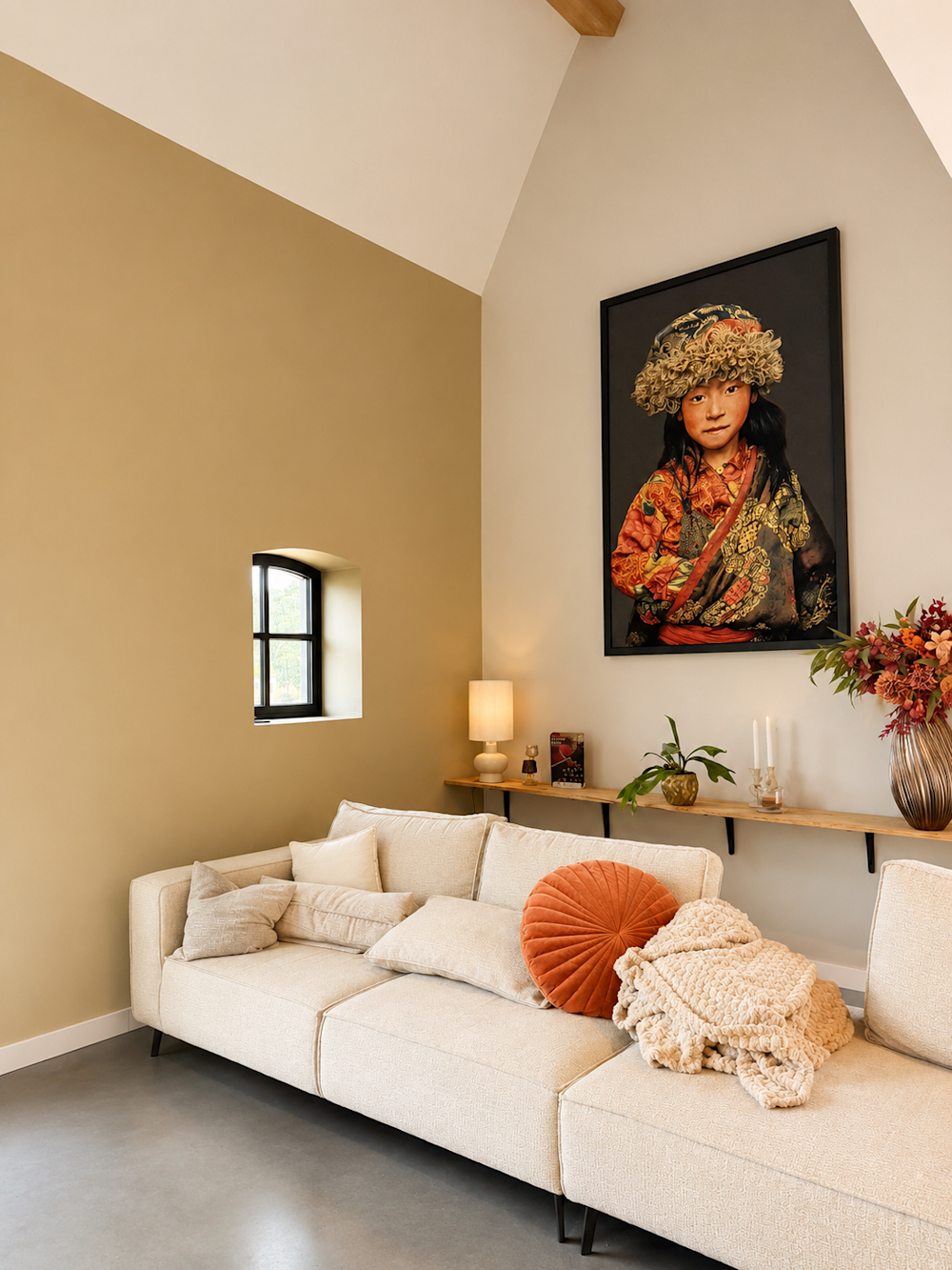 colora inspiratiebeeld – woonverhaal Uden – Leefruimte met hoge vide en accentmuur – WE M170 Circulair Beige & WE M51 Relaxing Beige