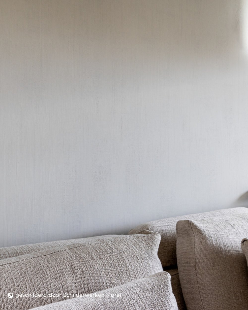 Detailbeeld living met zetel in Arcade Raffia WE M12 Antique White geschilderd door schilderwerken Morel NL
