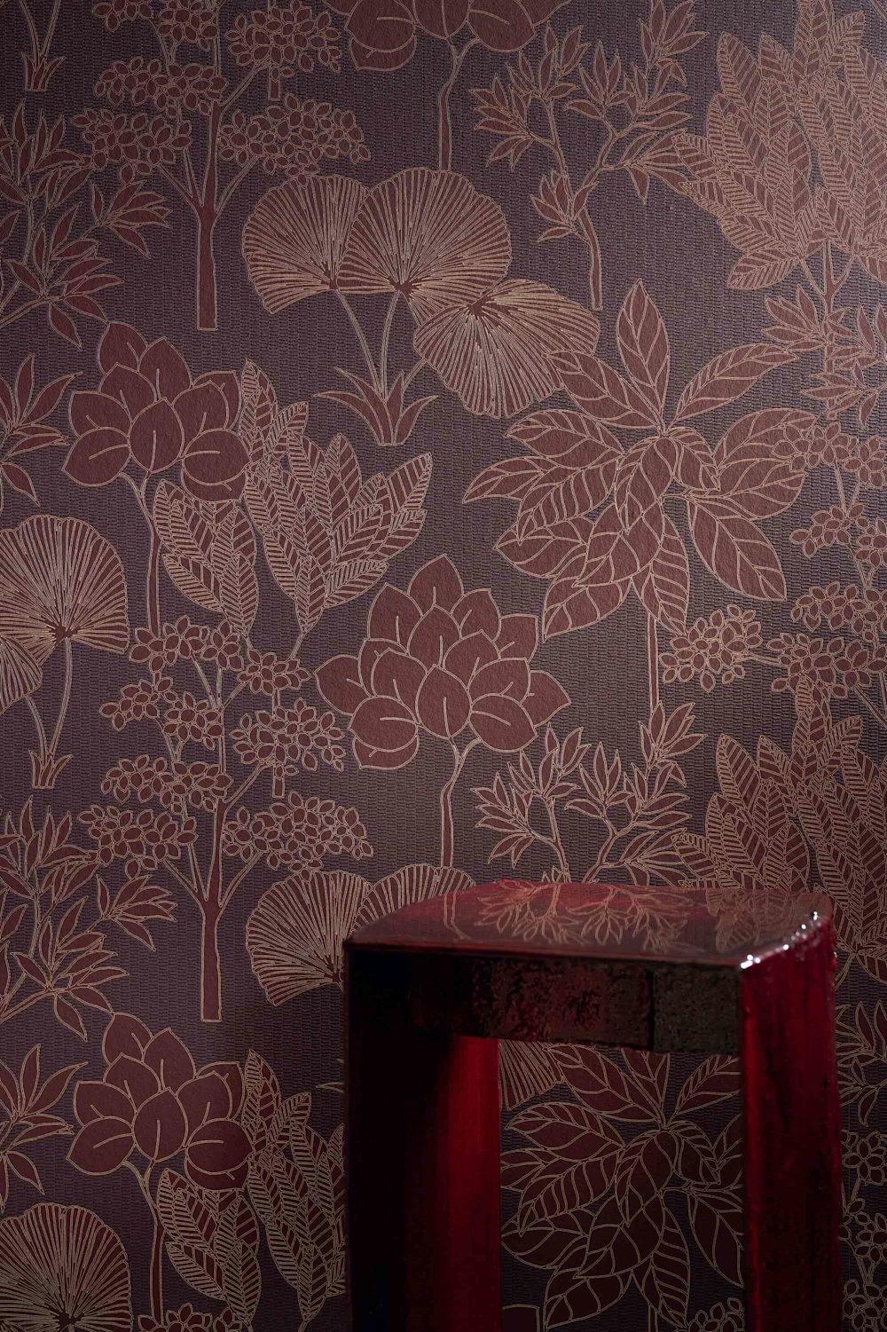 behang - woonkamer - Casamance - Tressora - 76900712 -  bruin - Botanisch dessin, bordeaux wand, rood meubel