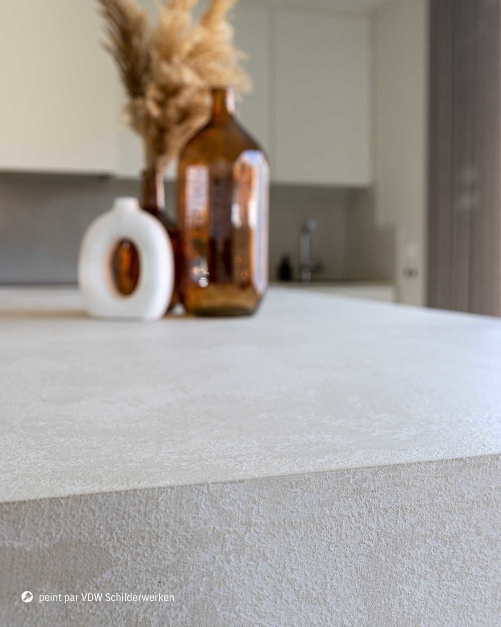 Stone Art Color op keukenwerkblad geschilderd door VDW Schilderwerken