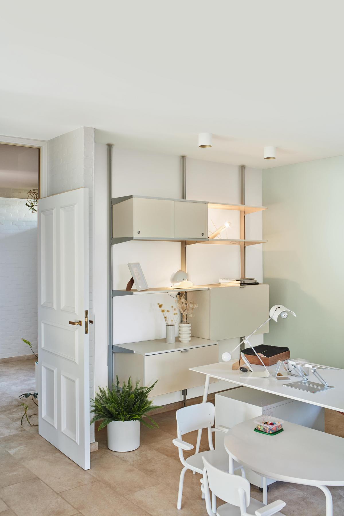 inspiratiebeeld magazine herfst 2023 zachte grijsgroene muur