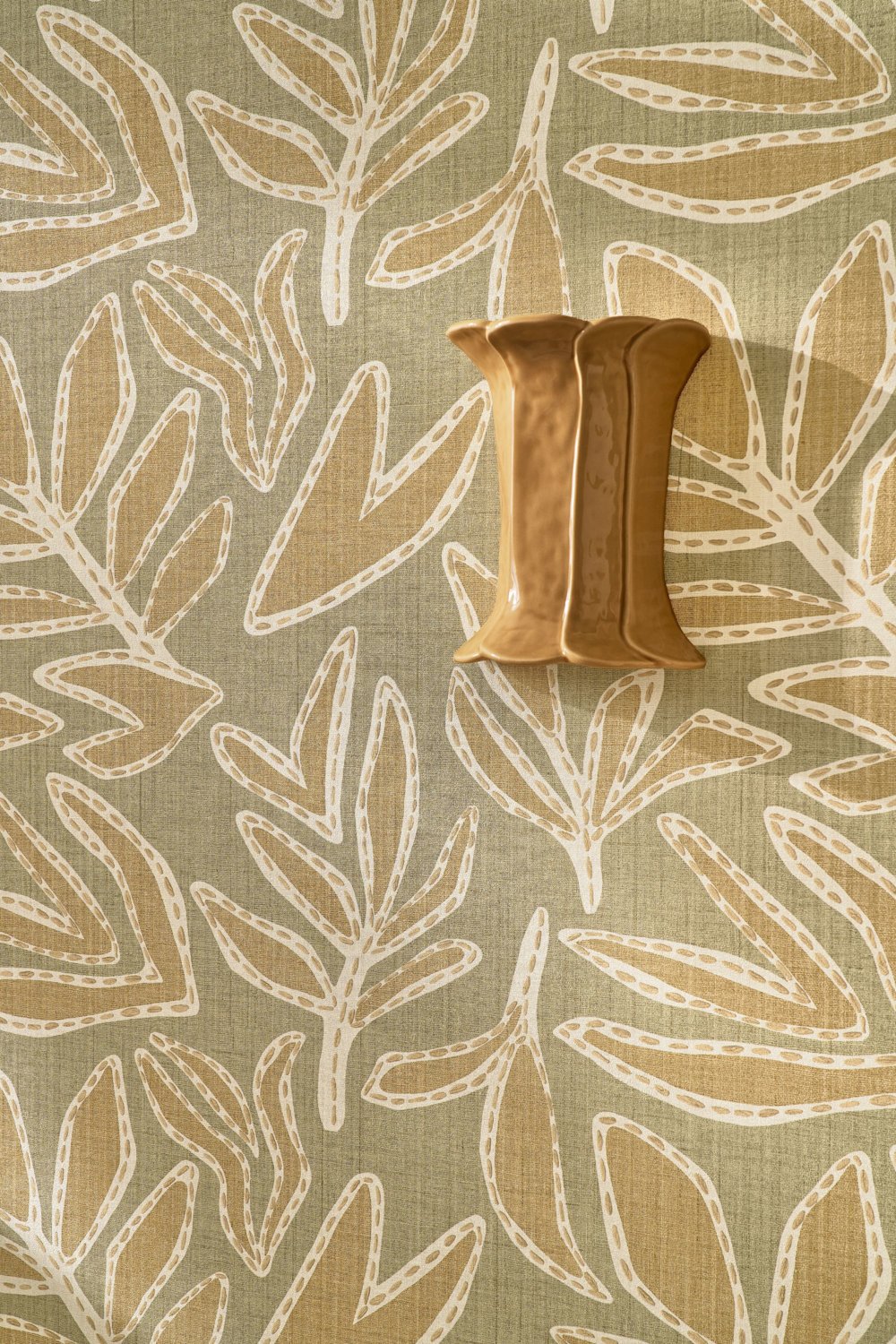 papier peint - salon - Casamance - Lanzea - 77640406  - vert - marron - blanc - Détail papier peint botanique, vase mural en céramique