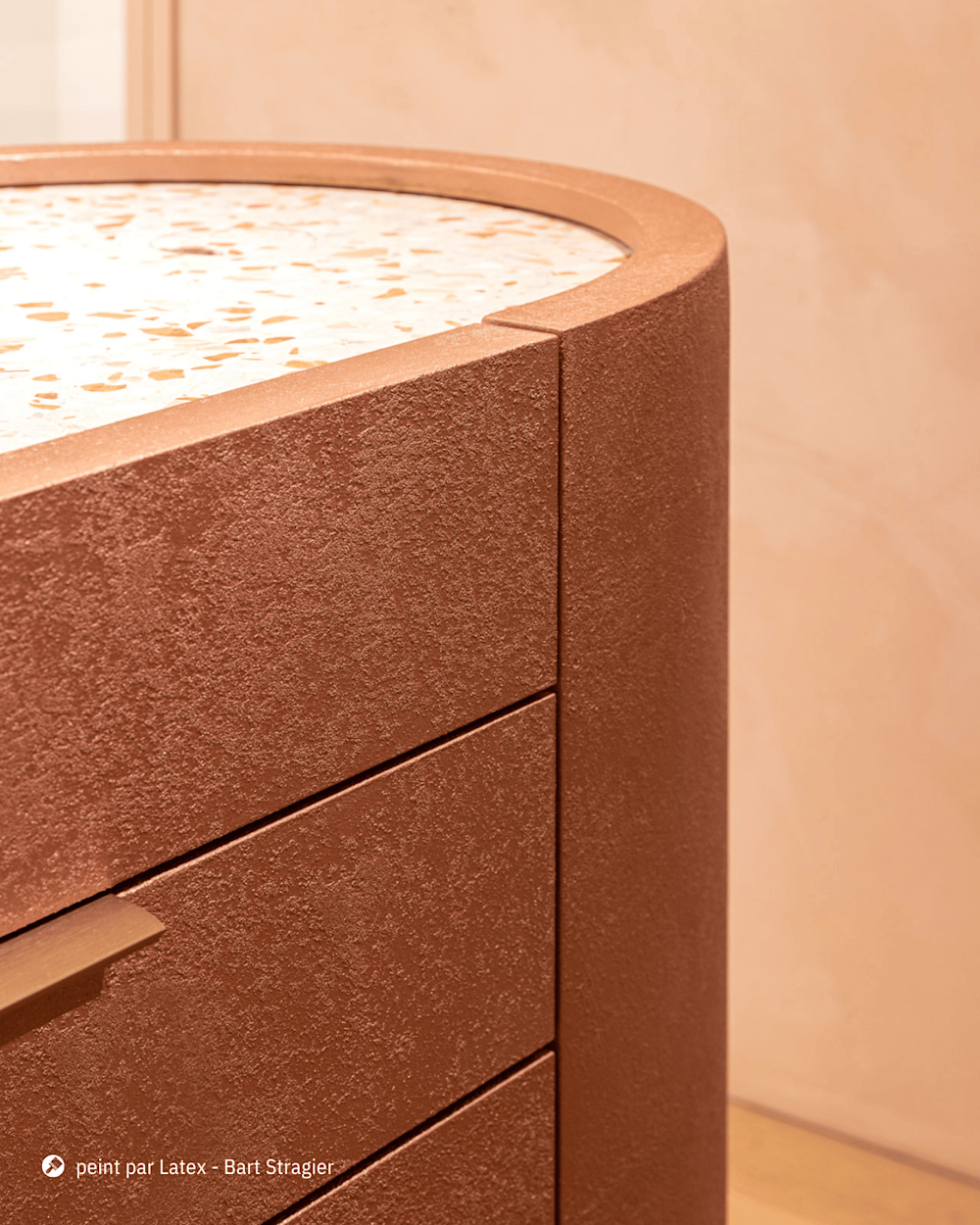 Une armoire de salle de bain de couleur cuivre