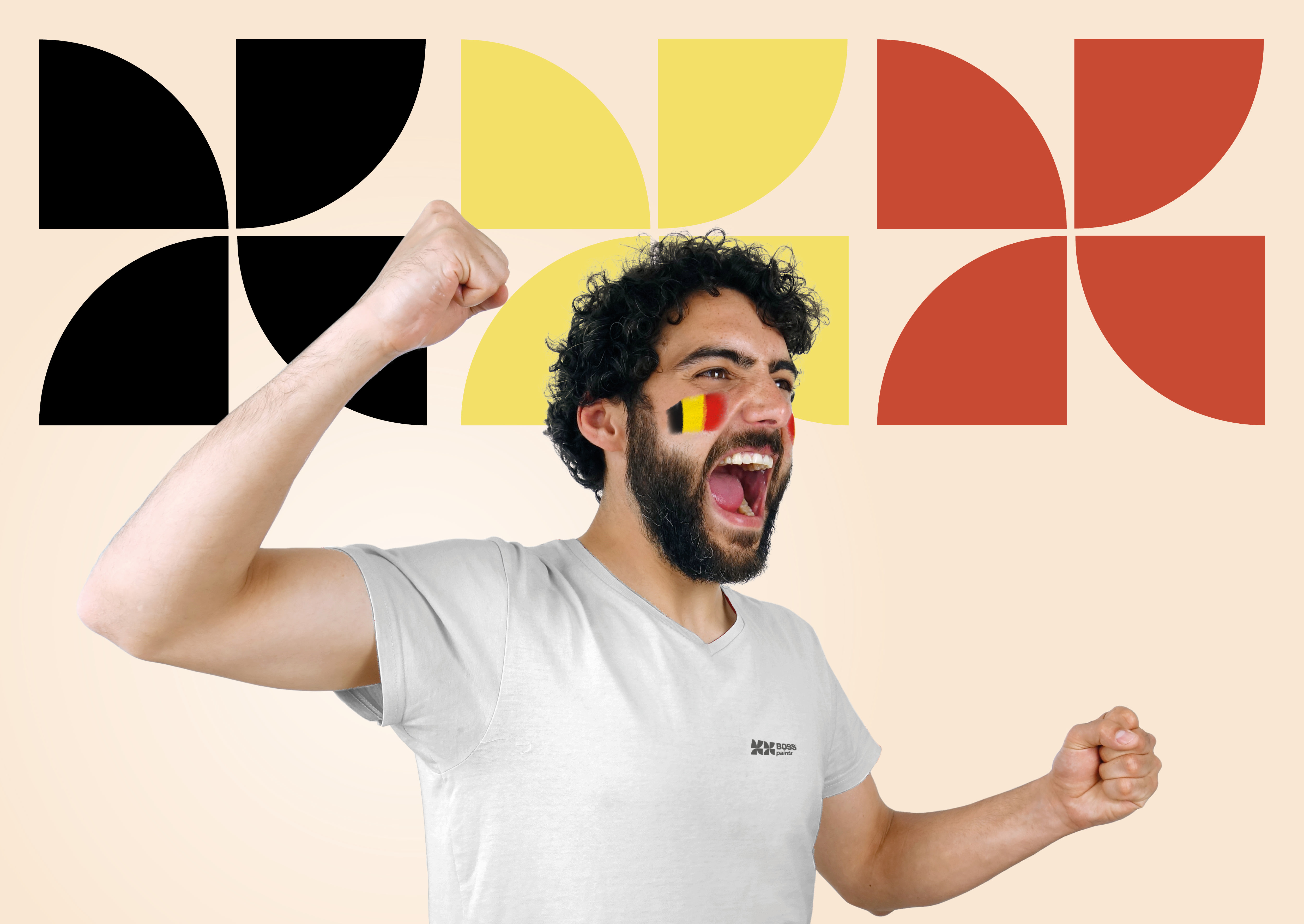 Een man met een geschilderde Belgische vlag op zijn wang juicht met opgeheven vuisten. Hij staat voor zwarte, gele en rode geometrische vormen, die overeenkomen met de kleuren van de Belgische vlag. Hij draagt een wit t-shirt.