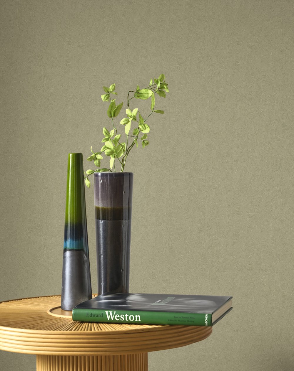 papier peint - salon - Casadeco - Rituels - 201977777 -  blanc - vert - papier peint texturé vert  table ronde  vases design  branche avec feuilles