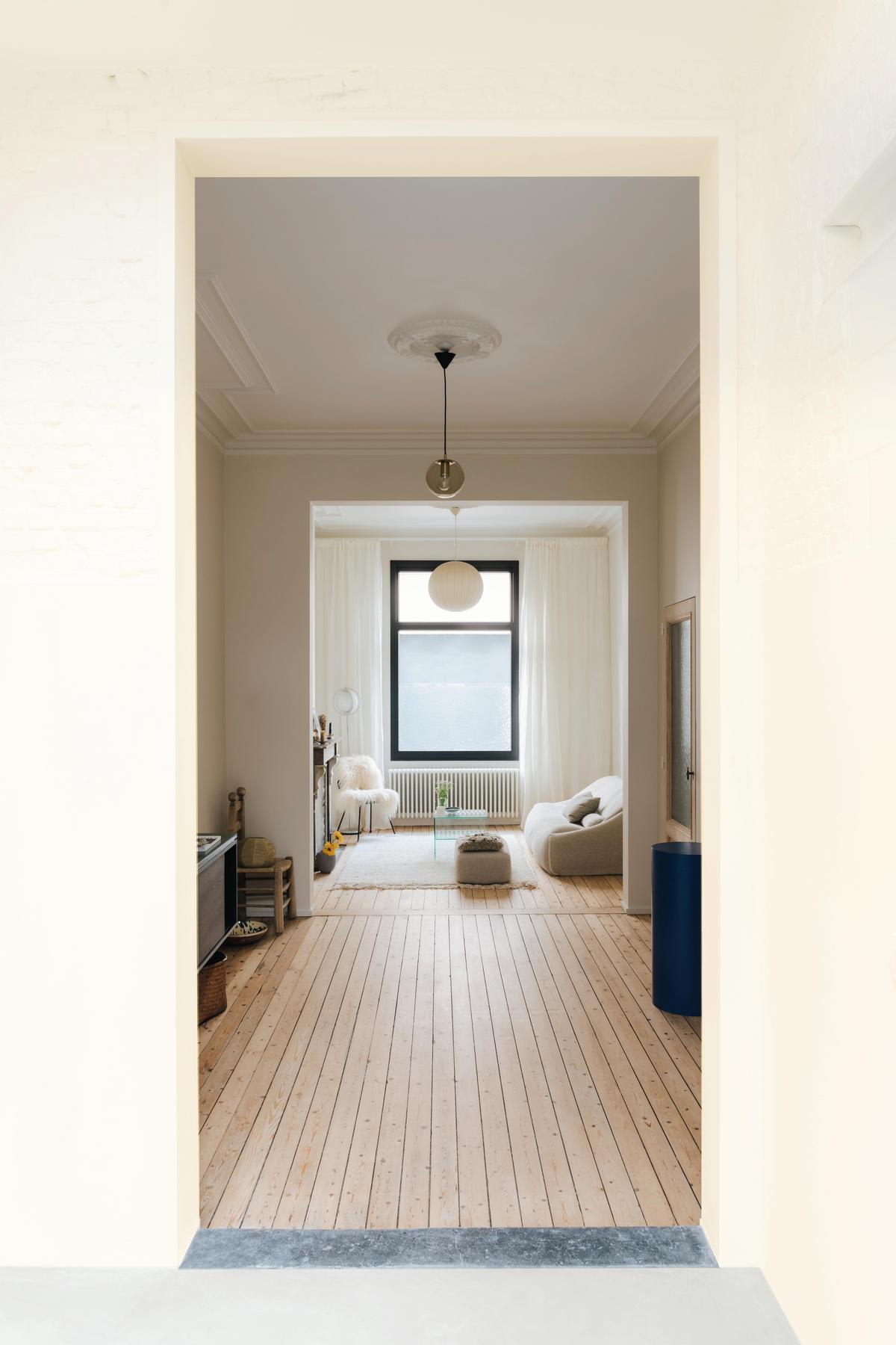 Inspiratiebeeld colora - off-whites in de woonkamer en eetkamer - colora magazine SS2021 - woonverhaal Senne & Eefje