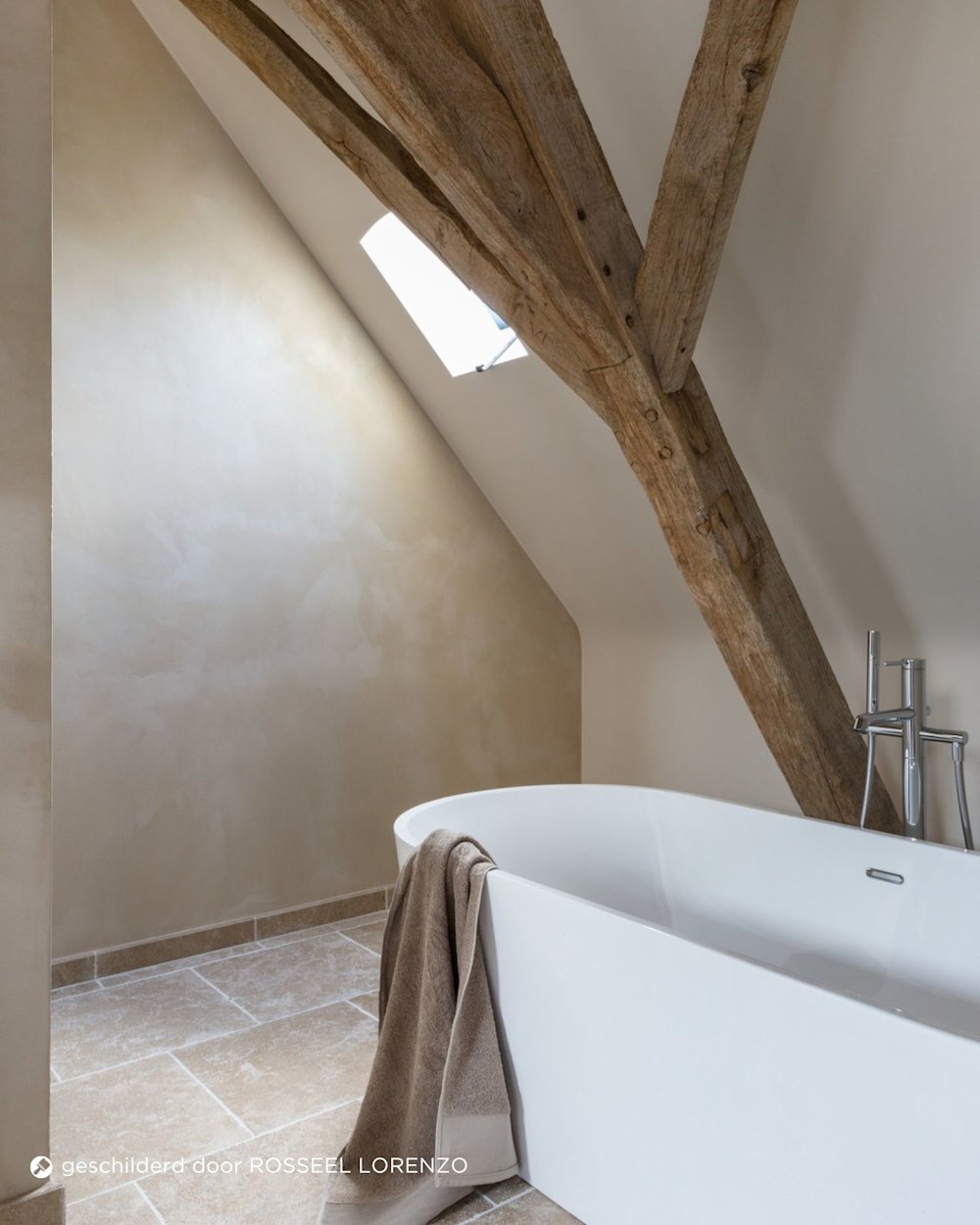 Image d'inspiration Colora – Aqua Sensa – Poutres rustiques, aspect chaux doux, baignoire – AS – peinte par ROSSEEL LORENZO