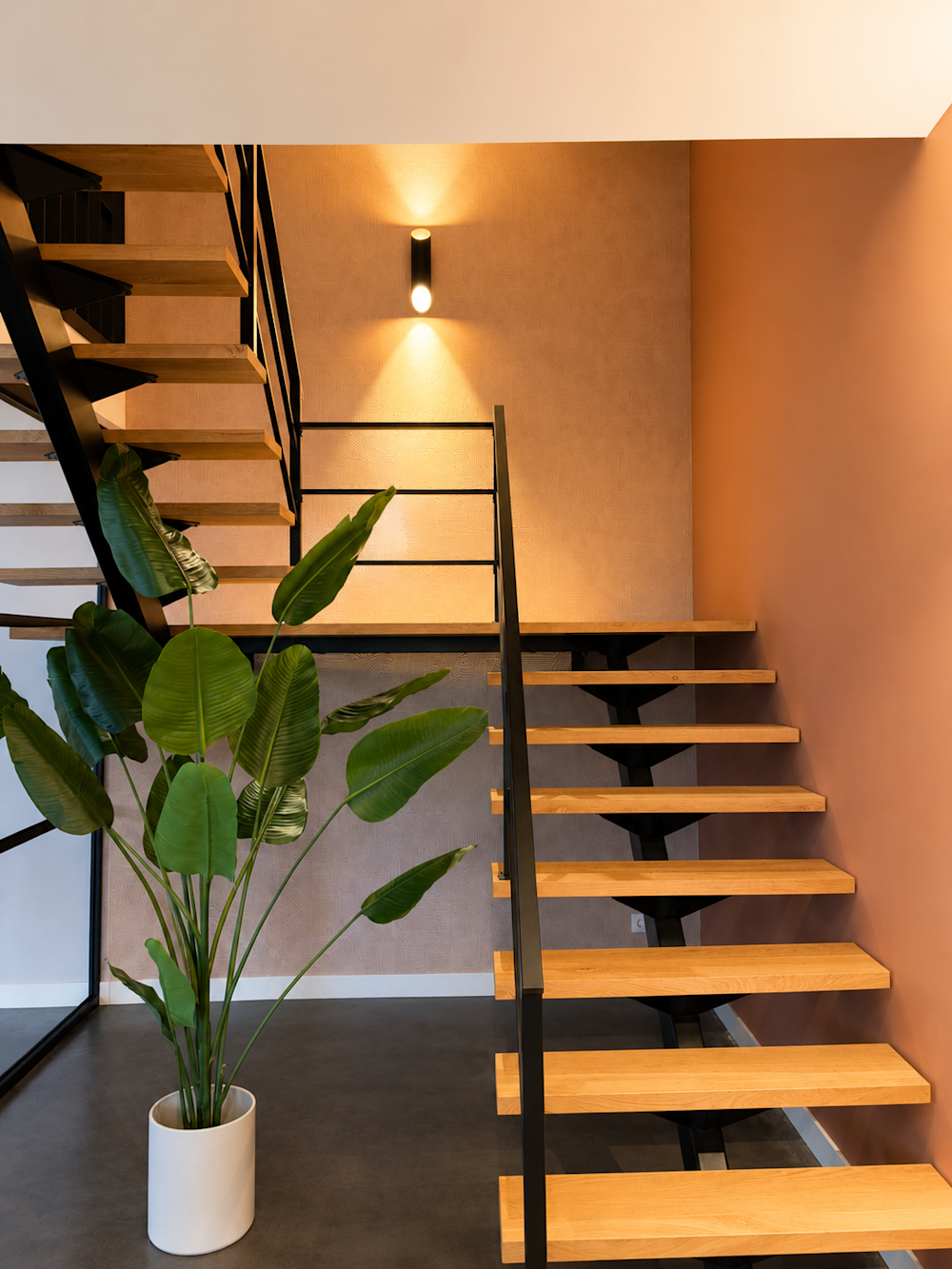 colora inspiratiebeeld woonverhaal Uden – Traphal met behang van Arte Tali Tamba 60726A Coral & WE M102 Cinnamon Brown