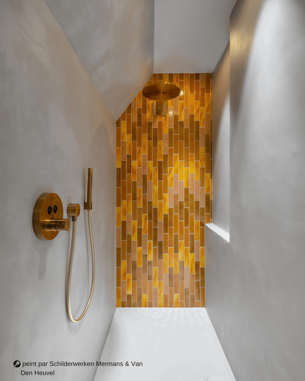 Salle de bain avec murs gris et mur d'accent jaune