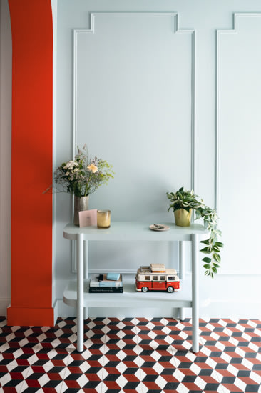 halmeubel in dezelfde kleur als de muren - colora magazine 2024