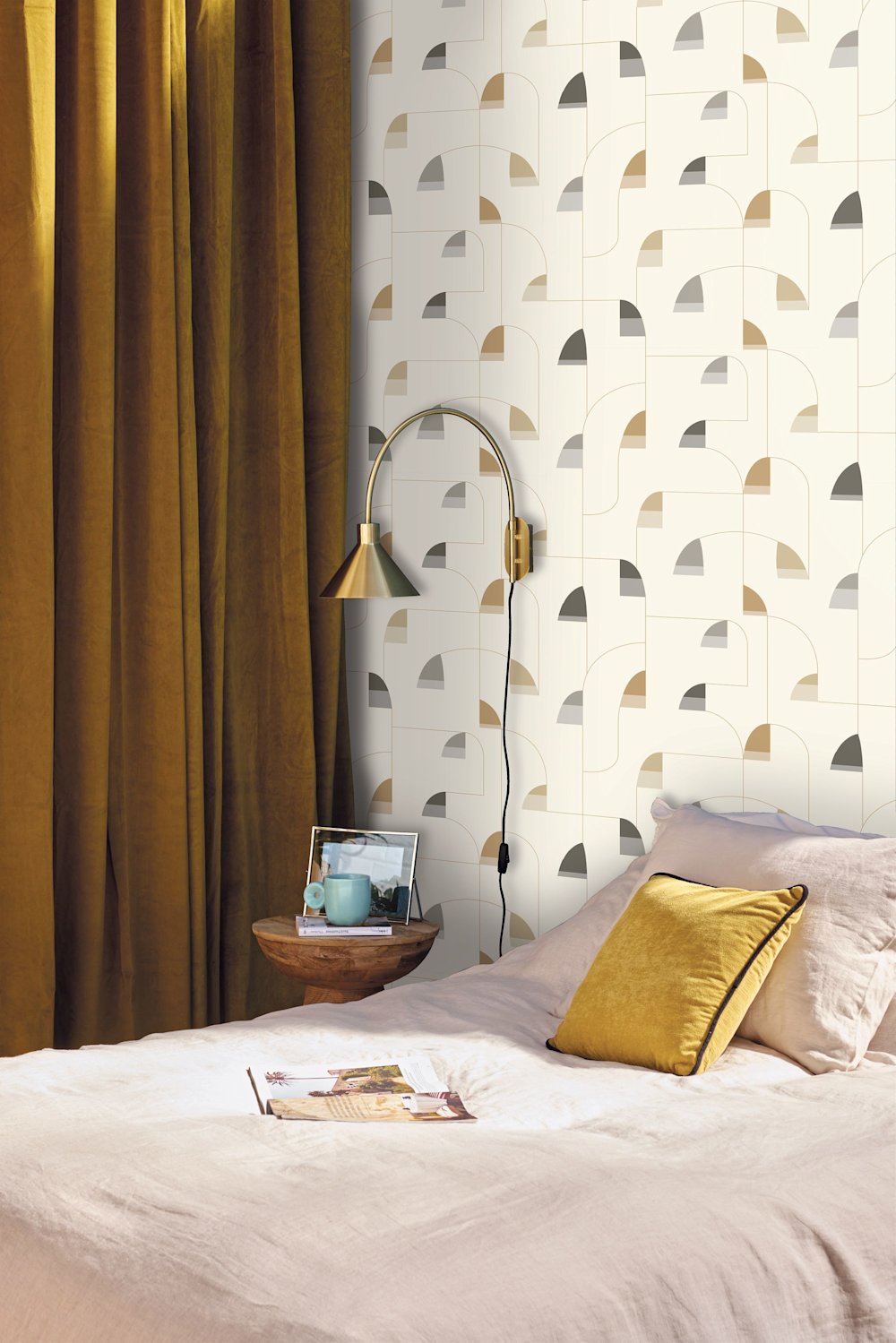 behang - woonkamer - Caselio - Forma - 107971095 - geel - offblack - offwhite - Slaapkamer met geometrisch behang en oker