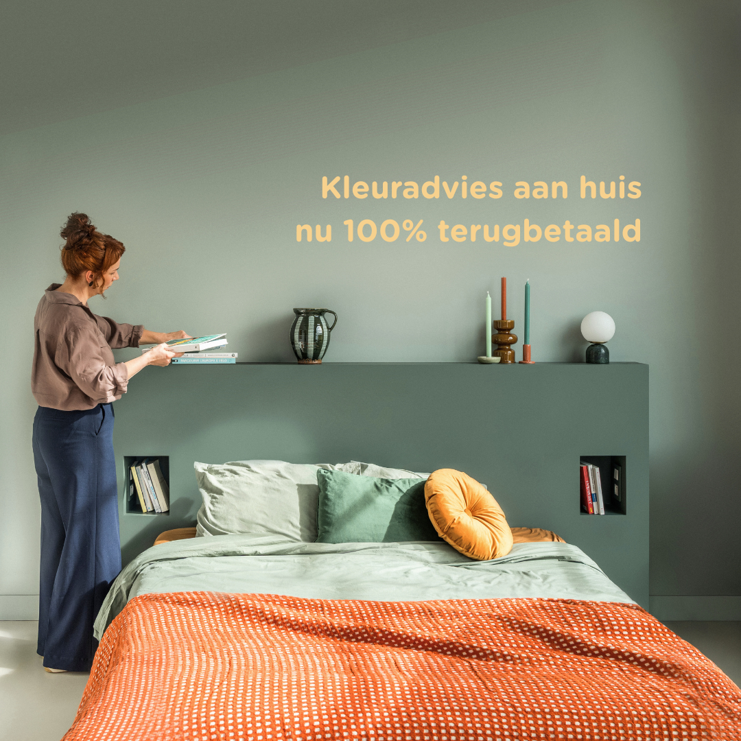 Een vrouw schikt boeken op een plank boven een keurig opgemaakt bed met groen en oranje beddengoed. Nederlandse tekst biedt kleuradvies aan huis met 100% cashback en een knop om een afspraak te maken.