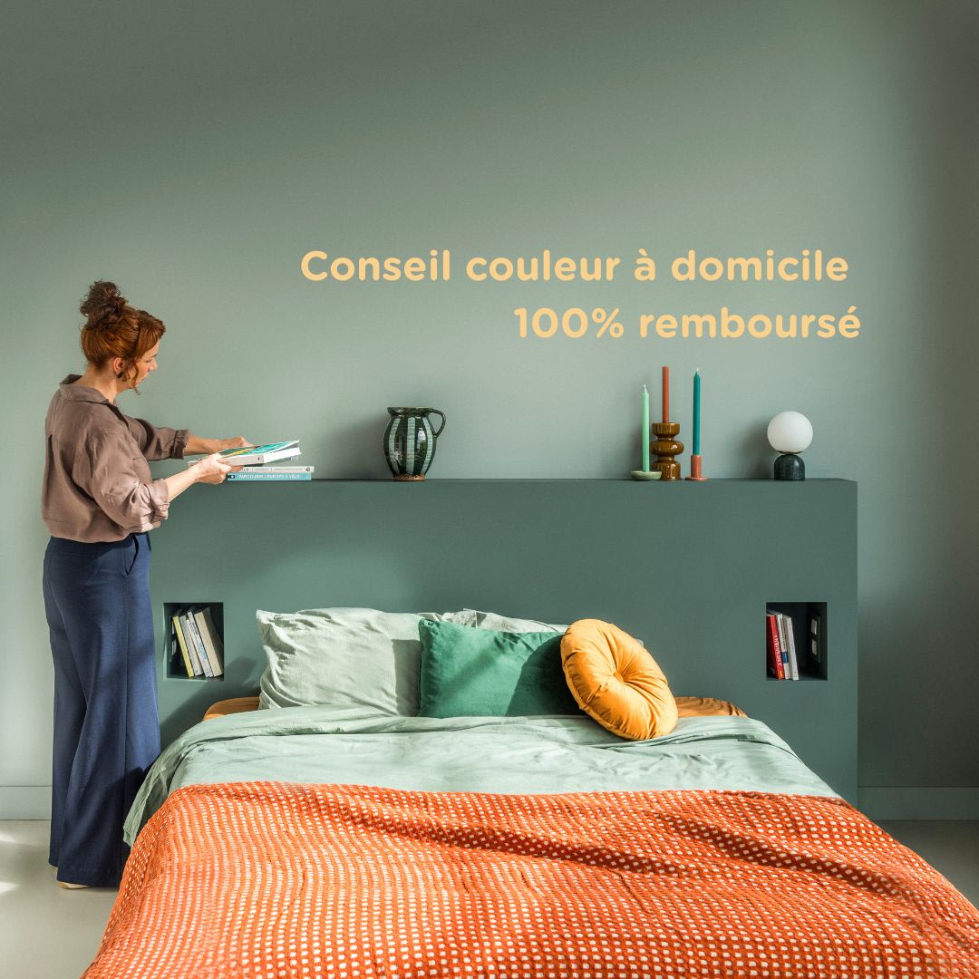 colora conseil couleur living mur vert sol en vinyle en bois rideaux homme lit un magazine sur le fauteuil