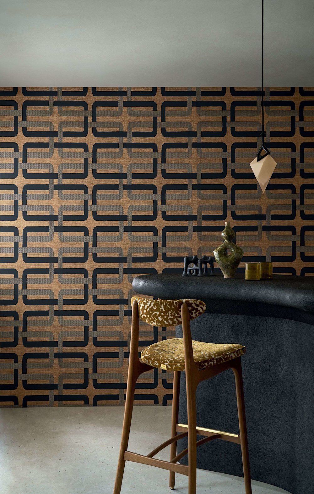 papier peint - salon - Casamance - Tressora - 76933160 - noir - marron - motif graphique, meuble de bar, chaise haute