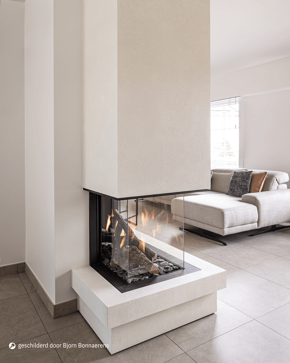 Witte muren in een minimalistische woonkamer