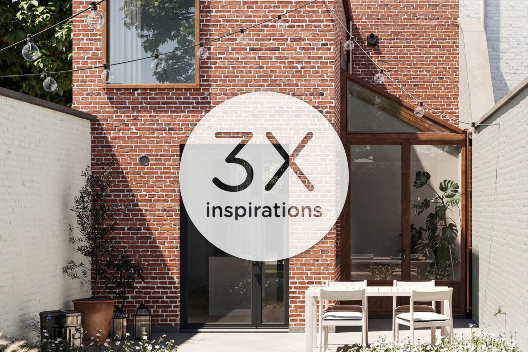 Une maison moderne en briques rouges avec de grandes fenêtres et des portes vitrées s'ouvre sur un patio. Au-dessus d'une table à manger blanche avec quatre chaises sont suspendues des lampes d'extérieur. Des plantes en pot décorent la pièce. 