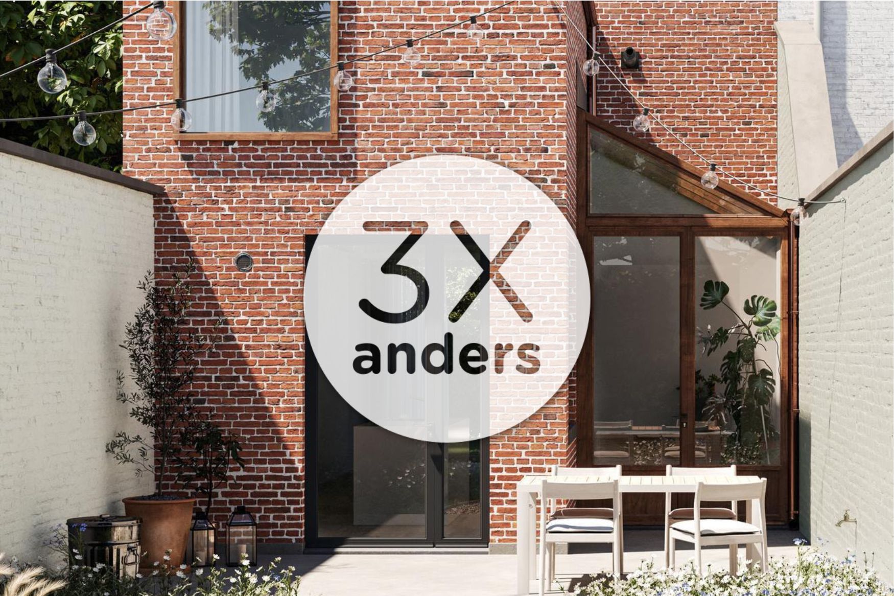 Een modern huis van rode baksteen met grote ramen en glazen deuren opent naar een patio. Boven een witte eettafel met vier stoelen hangen buitenlampen. Potplanten versieren de ruimte. Op een grote semi-transparante cirkel staat "3X anders.