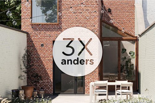 Een modern huis van rode baksteen met grote ramen en glazen deuren opent naar een patio. Boven een witte eettafel met vier stoelen hangen buitenlampen. Potplanten versieren de ruimte. Op een grote semi-transparante cirkel staat "3X anders.