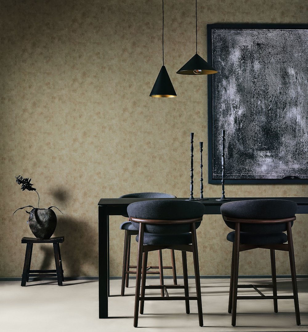 behang - woonkamer - Casadeco - basalte - 202777021 - bruin  - Aardetinten · verweerde wand · donkere meubels