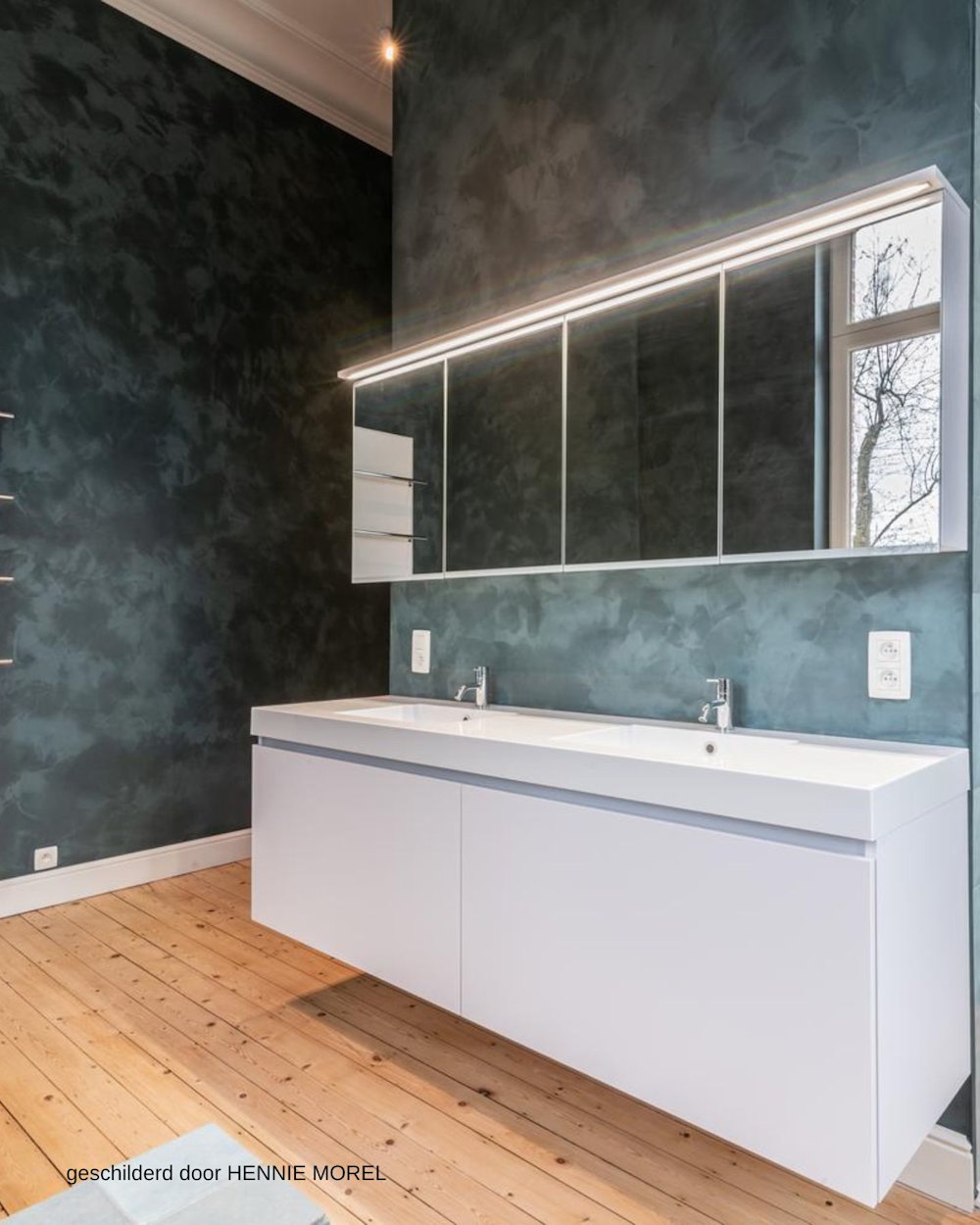 inspiratiebeeld colora – Aqua Sensa – Donkere textuurwand, dubbele wastafel, spiegelkast – AS 27 – geschilderd door HENNIE MOREL (1)