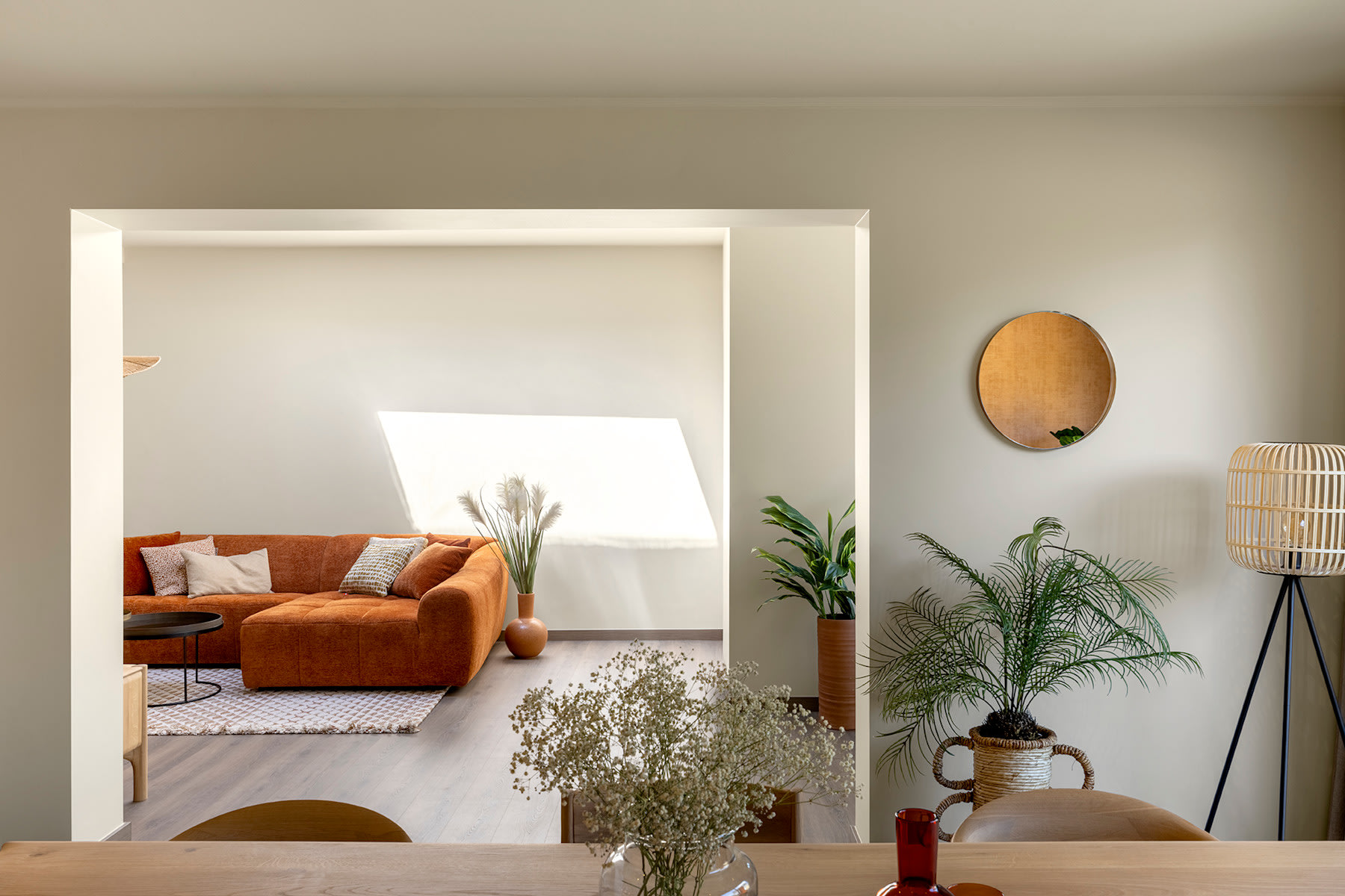 Woonkamer met doorkijk naar oranje zetel