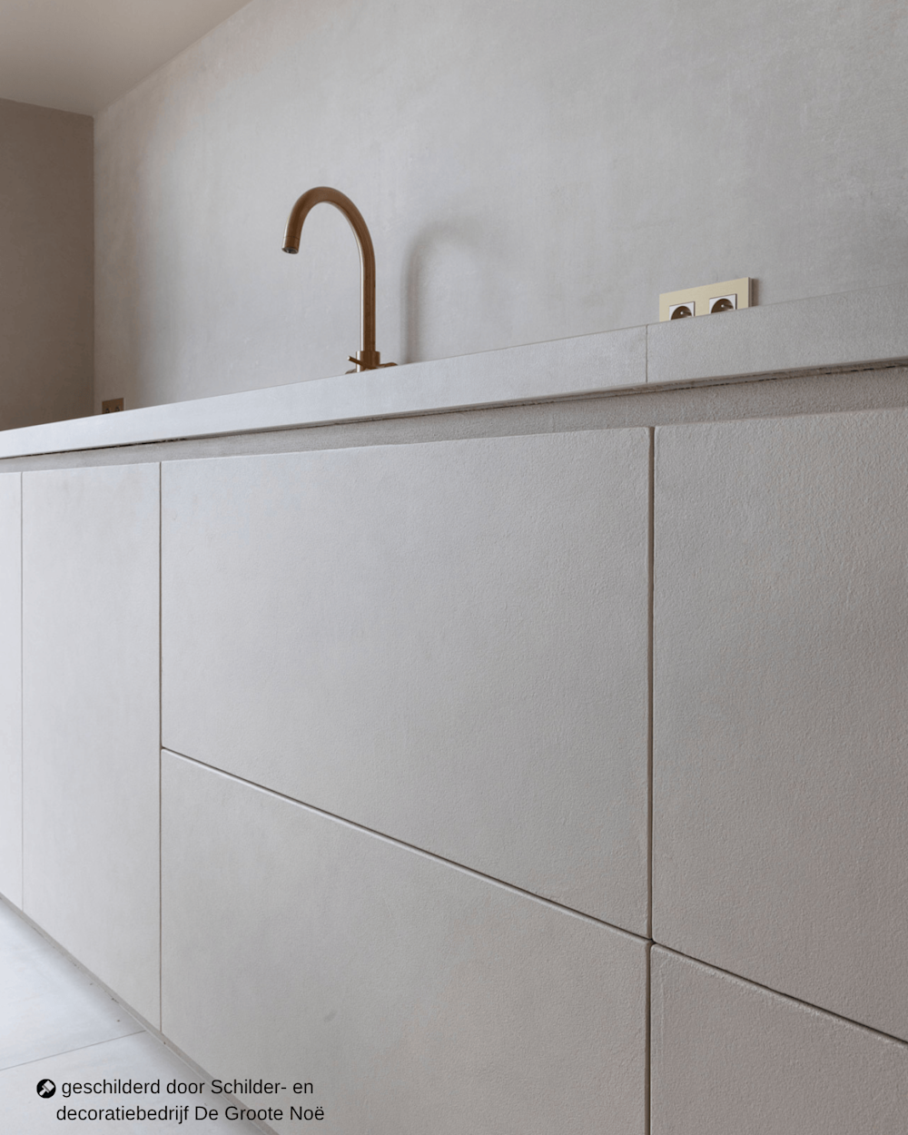 Moderne keuken met off-white spatwand en lades