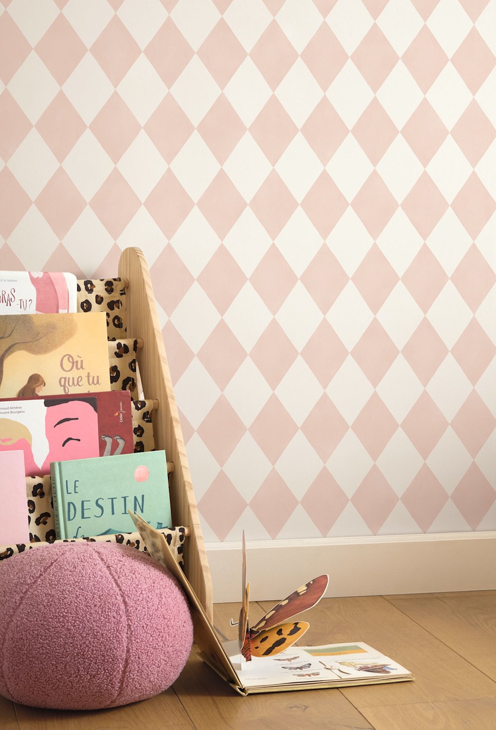behang - woonkamer - Casadeco - Once upon a time 3 - 202944286  - wit - roze -  Zachtroze ruiten in de kinderkamer