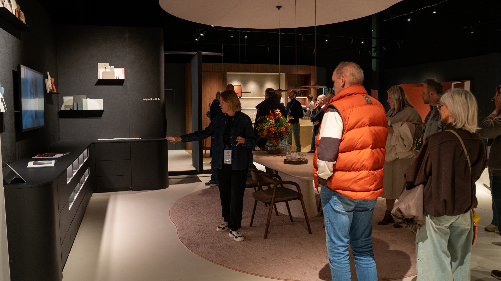 B2B - showroom Kontich - openingsavond - centrale ruimte (7)