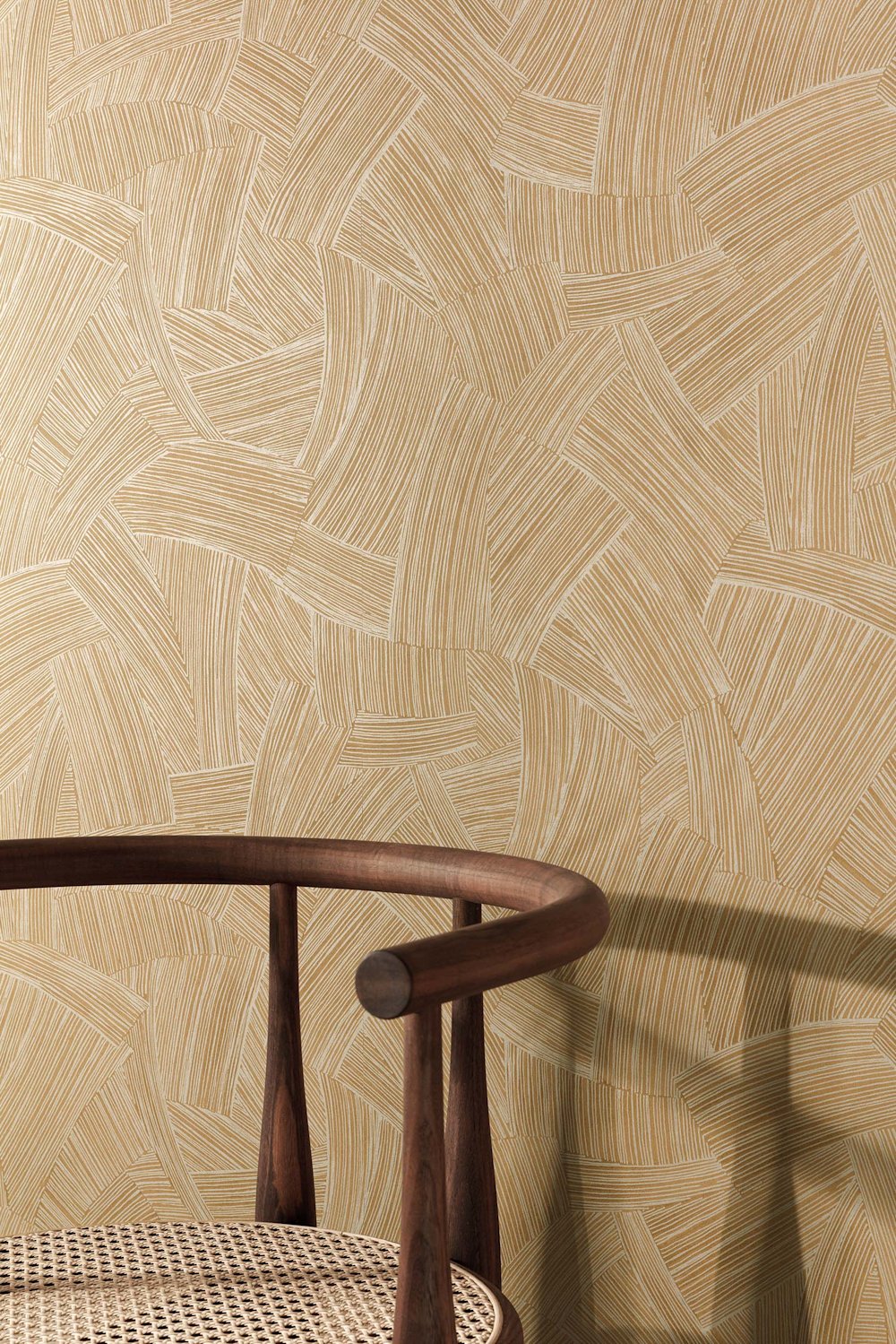 behang - hal - Masureel - Ray - RAY305 - goudbeige - okergeel crème - gebroken wit - goudbeige behang met grafisch lijnpatroon