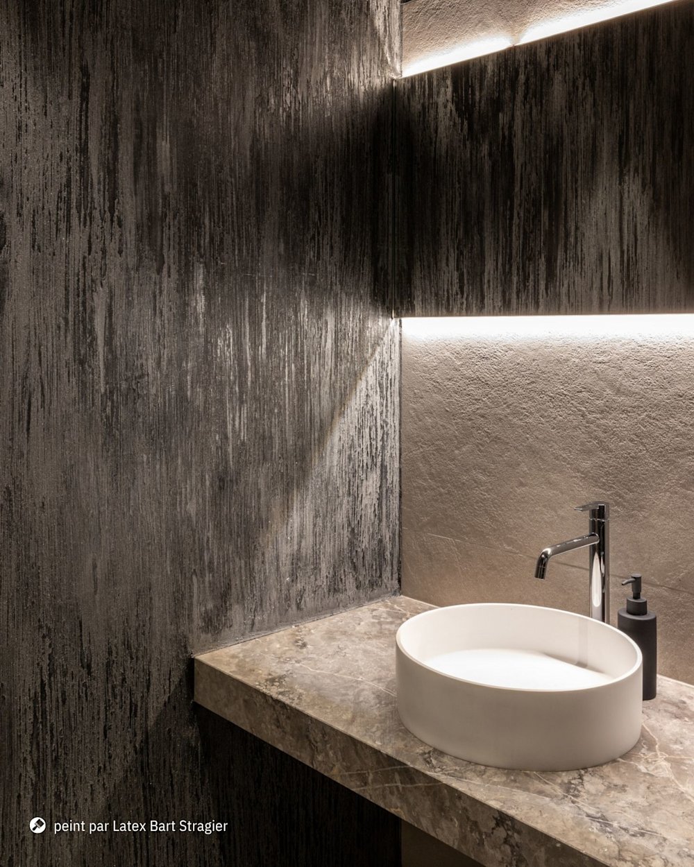 Calco vintage glamour in het toilet met wastafel in CC 23 + MT 52 geschilderd door Latex Bart Stragier FR