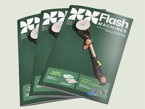 Trois exemplaires d'un magazine intitulé « Flash MACHINES », dont la couverture représente une main tenant une grande pomme de douche noire, entourée d'encarts publicitaires et sur fond vert.