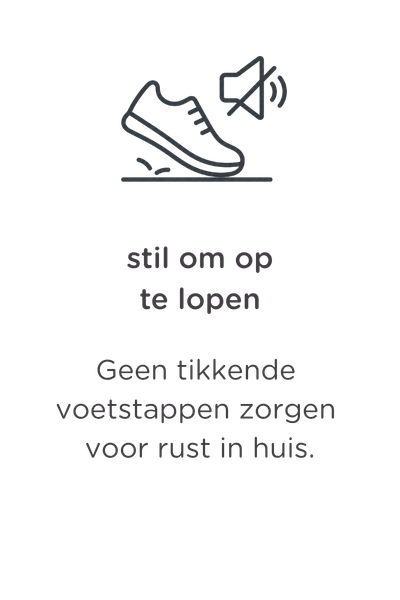 Een eenvoudige afbeelding van een schoen met daarboven een pictogram van een gedempt geluid. Daaronder staat in het Nederlands: "Stil om op te lopen. Geen tikkende voetstappen zorgen voor rust in huis.