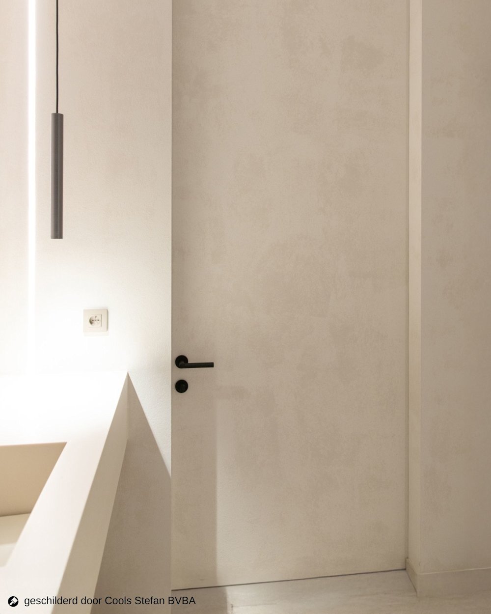 badkamermuren en deur in een zachte betonlook Stone Art Uni OR 77