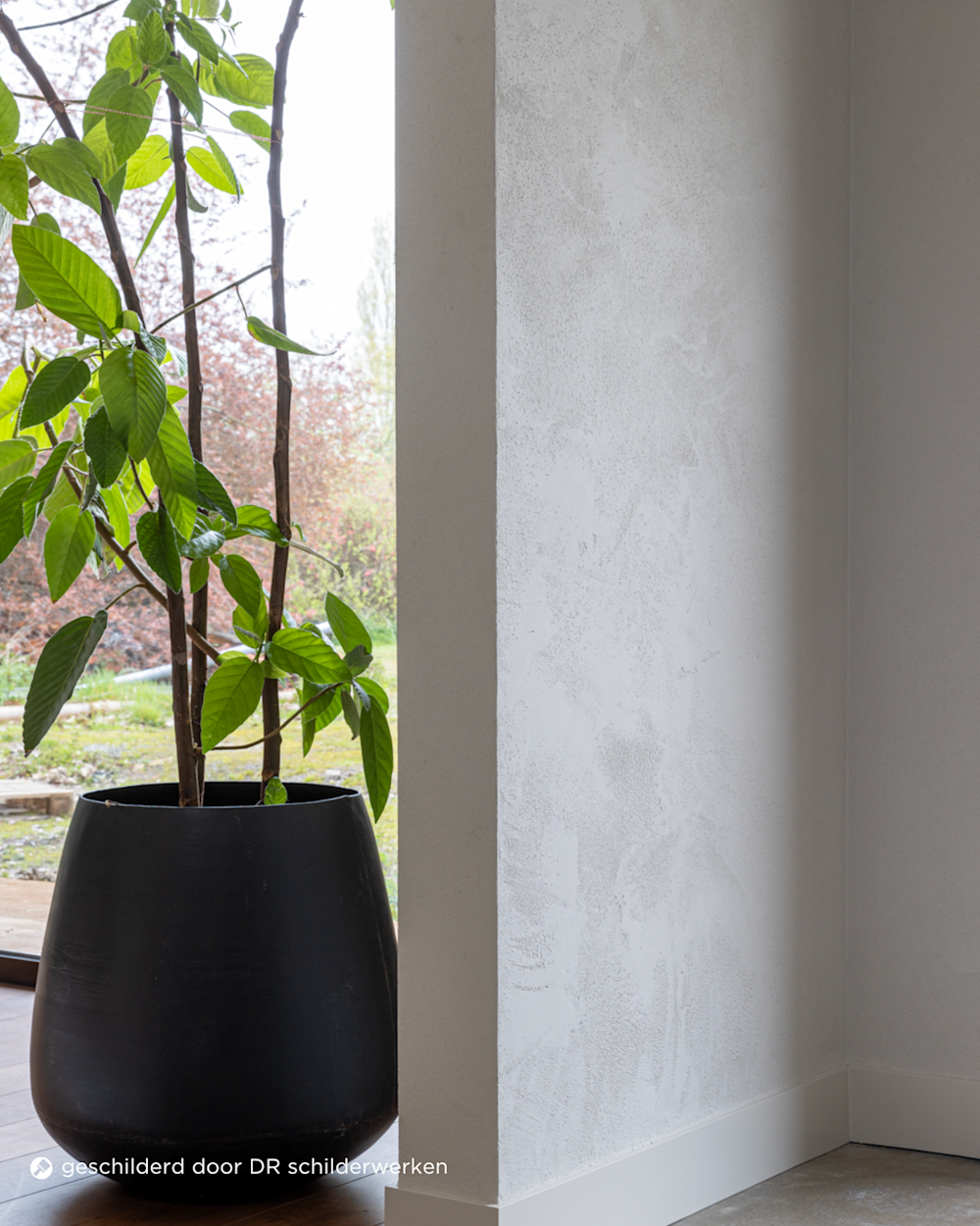 DECO - Claystuc Original - KL61 - woonkamer - wit - raam - plant