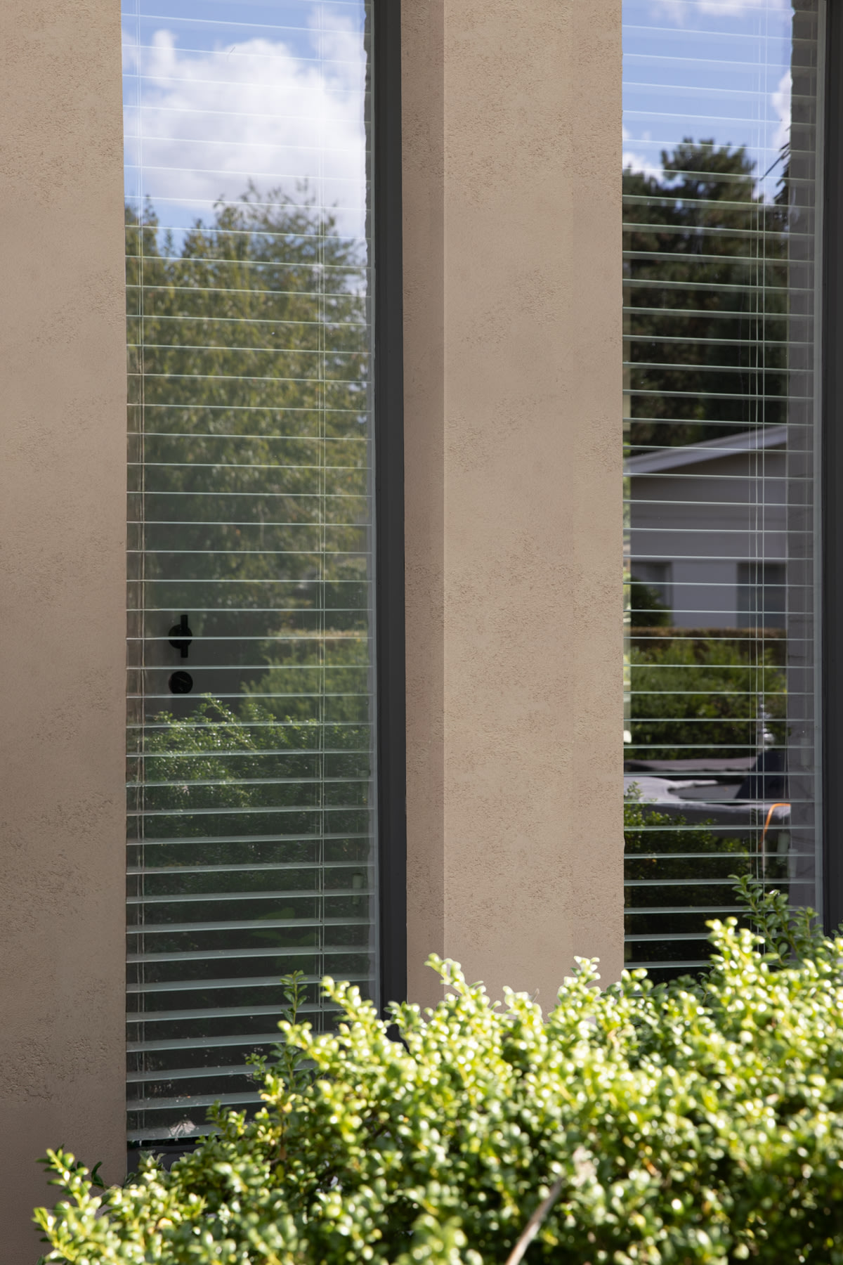 deco - sandrock - gevel - detail raam - bruin - coloramagazine