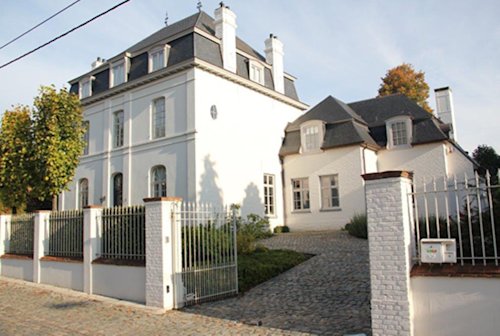 Deze prachtig gerenoveerde villa toont de resultaten van BOSS paints' deskundig technisch advies. Met een strakke en duurzame afwerking benadrukt deze gevel het vakmanschap en de expertise van professionele schilders.