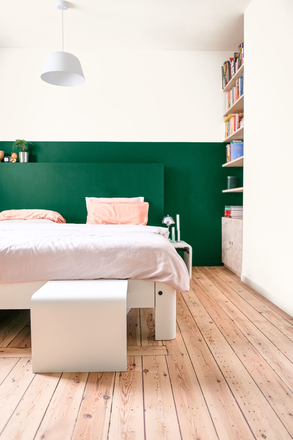 6. Rustgevende slaapkamer met donkergroene lambrisering