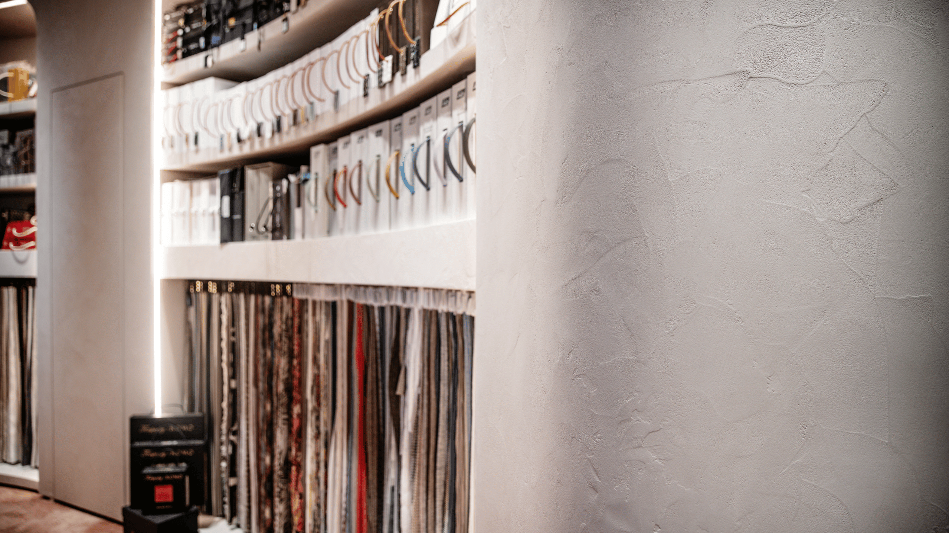 Getuigenis - OVS Decoratie - Showroom - Claystuc Pilaren